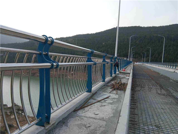 甘孜不锈钢桥梁护栏的特点及其在桥梁安全中的重要作用