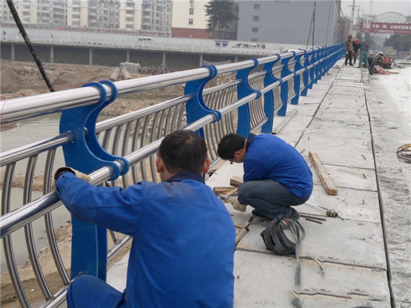 甘孜不锈钢桥梁护栏除锈维护的重要性及其方法