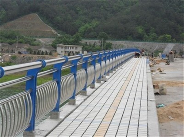 甘孜不锈钢桥梁护栏是一种什么材质的护栏